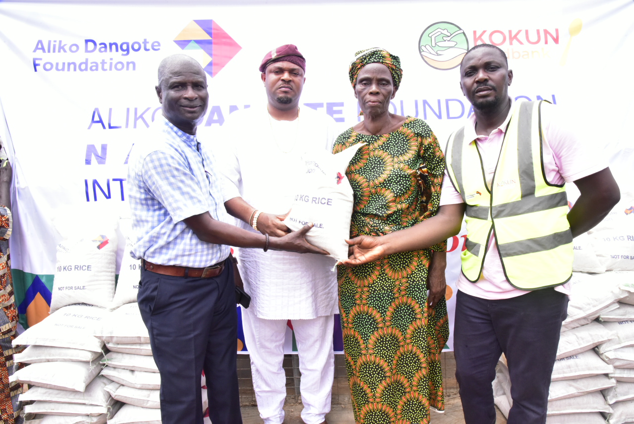 Economic hardship: Dangote Foundation distributes rice to host communities, shares 40,000 bags in Ogun